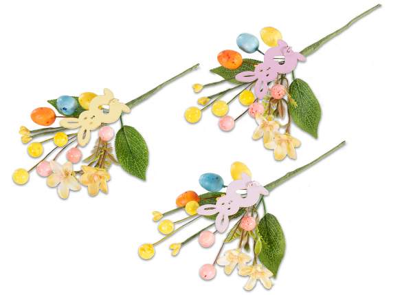 Bouquet doeufs colorés et de baies avec lapin en bois