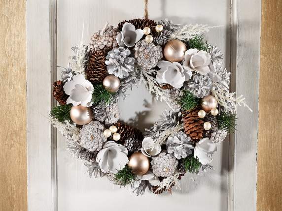 Ghirlandă de conuri de pin înzăpezite și bile de aur de agăț