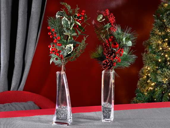 Rama de pin i frunze cu fructe de padure roii artificiale