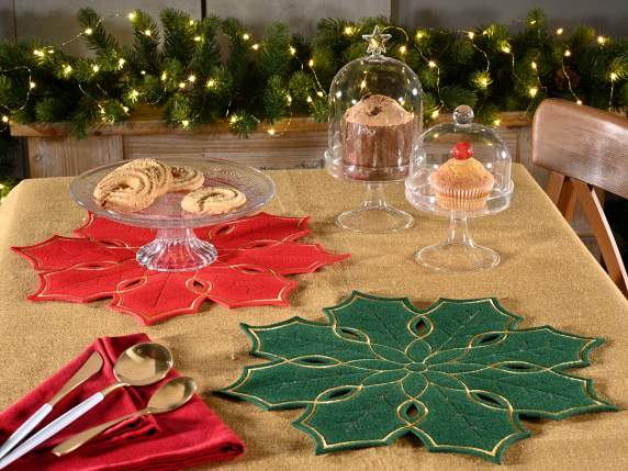 Decorat in panza colorata cu detalii aurii brodate