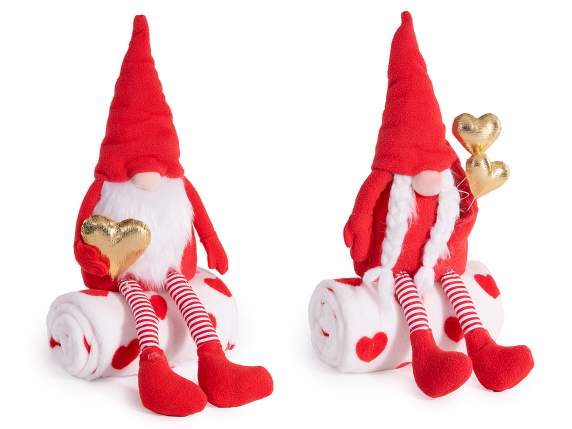 Gnom cu picioare lungi îndrăgostit de pătură moale de inimă