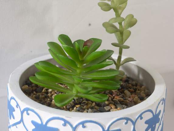 Vaza de ciment cu decor de majolica si planta artificiala