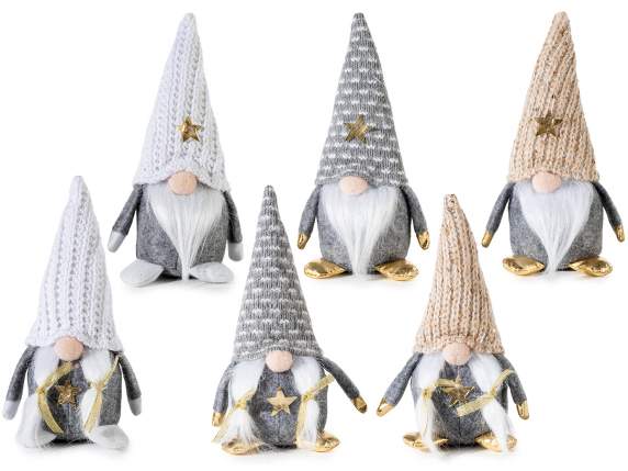 Le Père Noël et la Mère Noël vêtus dun tissu coloré avec un