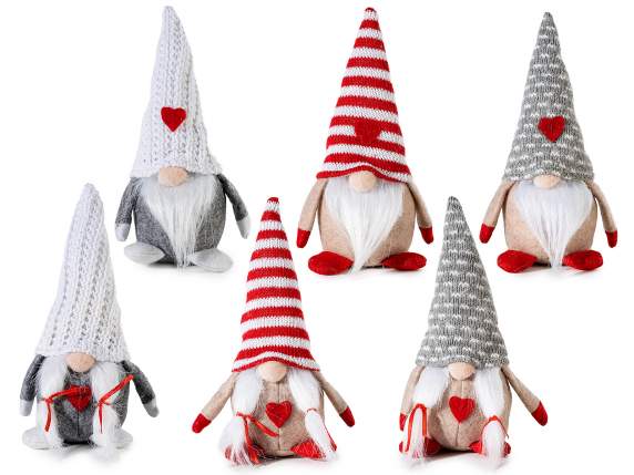 Le Père Noël et la Mère Noël en tissu coloré avec un cœur ap