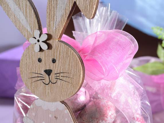 Boîte en bois naturel avec lapin et fleurs