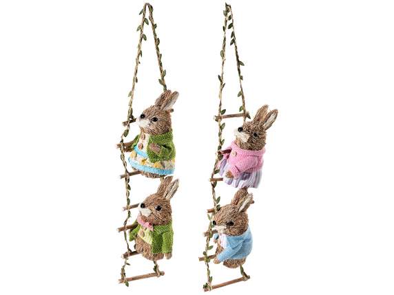 Lapin en fibres naturelles sur une échelle suspendue