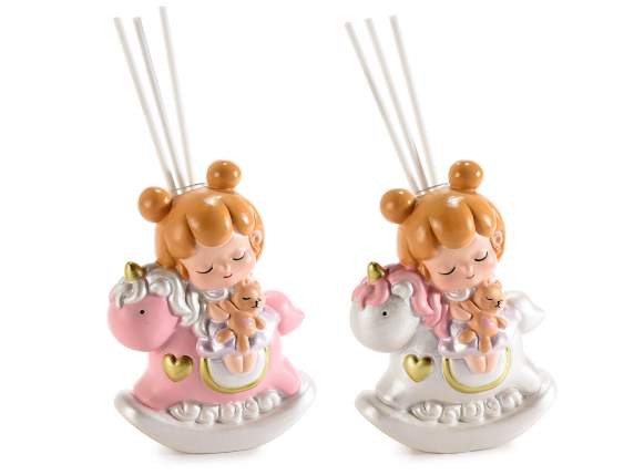 Petite fille sur une balançoire en porcelaine licorne, bâton