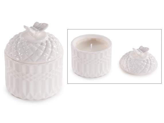 Bougie parfumée dans un pot en porcelaine avec couvercle