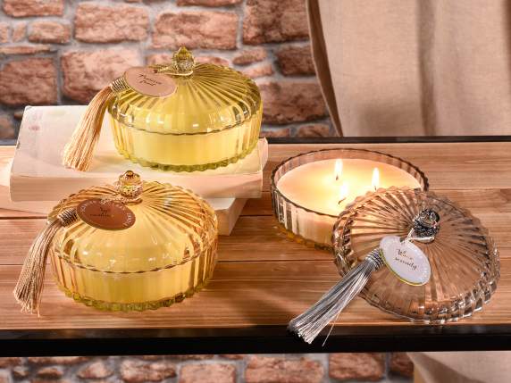Bougie parfumée triple flamme dans un pot en verre travaillé