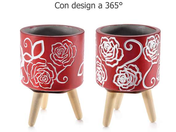 Vase en ciment sur trépied en bois à décor de roses