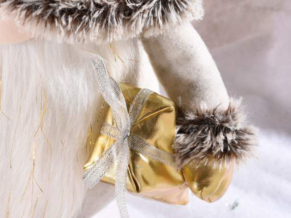 Babbo Natale con pacchetto regalo, guanti e fili dorati