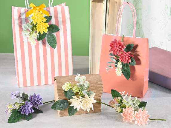 Mazzolino di fiori artificiali con foglie