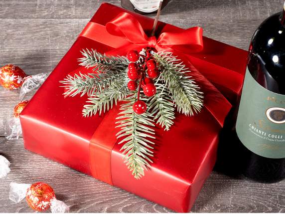 Rametto di abete artificiale innevato con bacche rosse