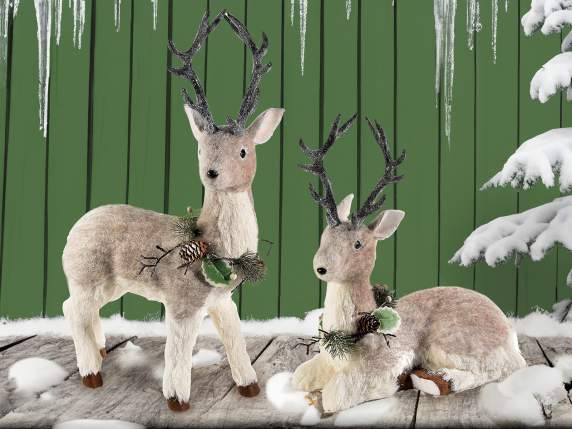 Set 2 renne in fibra e panno con coroncina di pino e pigne