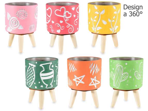 Vaso in cemento su treppiede in legno con decori e scritte