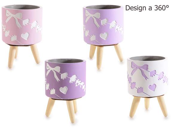 Vaso in cemento su treppiede in legno con decori Lavanda