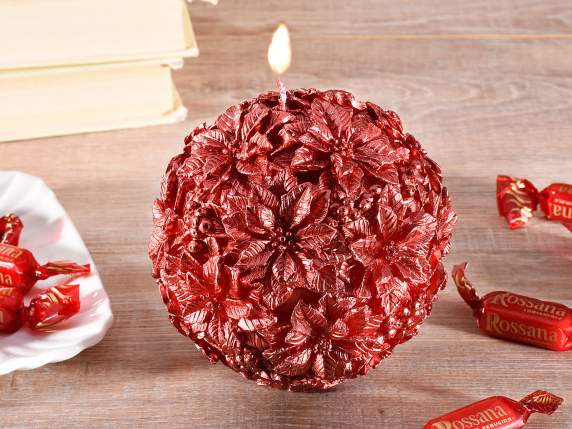 Bougie boule rouge avec décorations florales de Noël