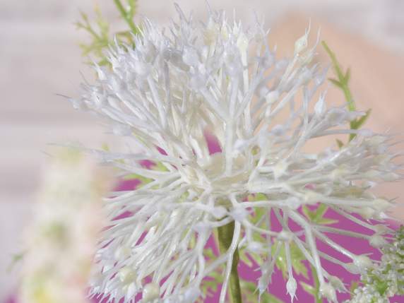 Groupe de pissenlits de fleurs artificielles et oreille sauv