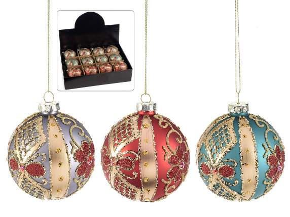 Boule en verre avec décorations à accrocher sur le présentoi