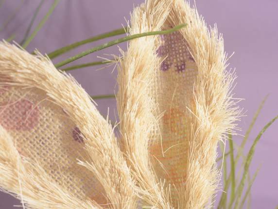 Lapin assis en fibre naturelle avec fleurs - carotte