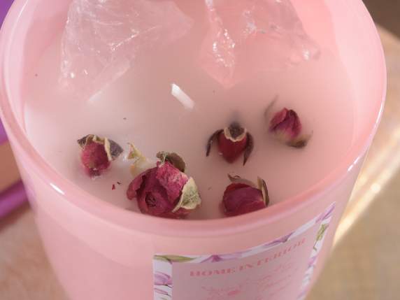 Bougie parfumée dans un pot en verre avec pierres et fleurs