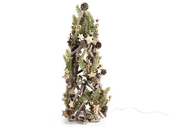Sapin de Noël avec pommes de pin, baies dorées, étoiles