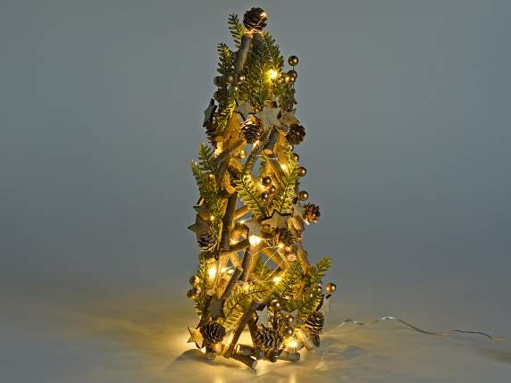 Sapin de Noël avec pommes de pin, baies dorées, étoiles