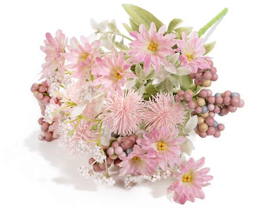 Bouquet de fleurs sauvages et baies artificielles
