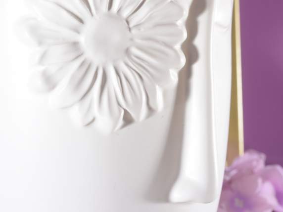 Vase en porcelaine opaque avec visage en relief