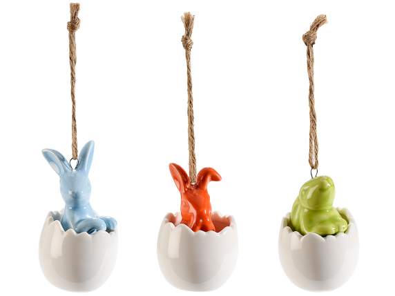 Lapin en porcelaine coloré dans un œuf suspendu