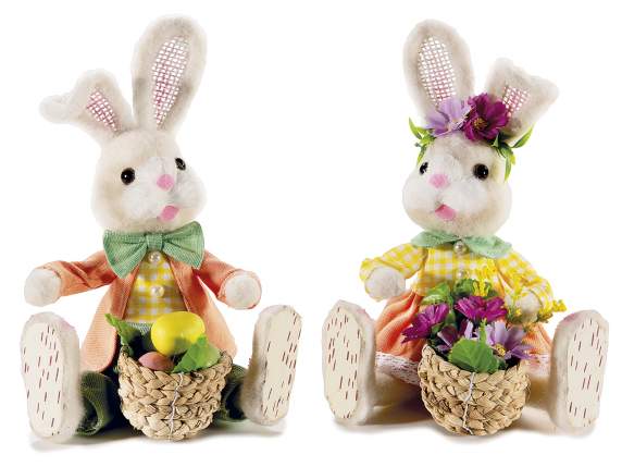 Lapin en fausse fourrure assis avec robe et panier de Pâques
