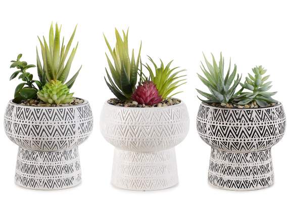 Vase en céramique travaillé avec des plantes artificielles