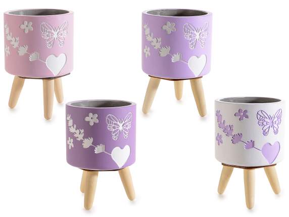 Vase en ciment sur trépied en bois avec décorations lavande