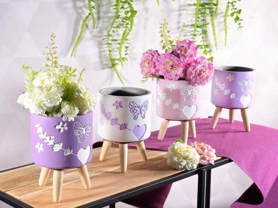 Vase en ciment sur trépied en bois avec décorations lavande