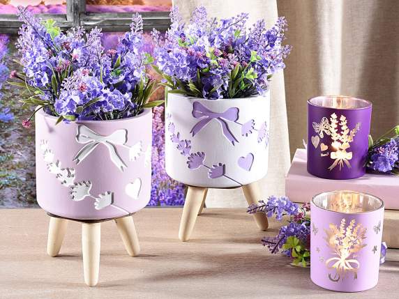 Vase en ciment sur trépied en bois avec décorations lavande