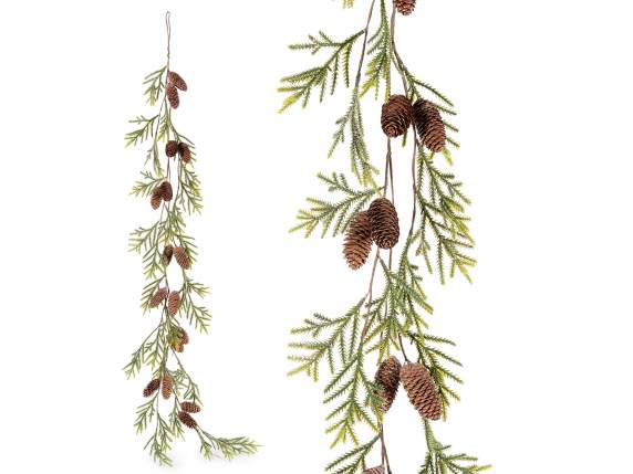 Guirlande suspendue de sapins et de pommes de pin