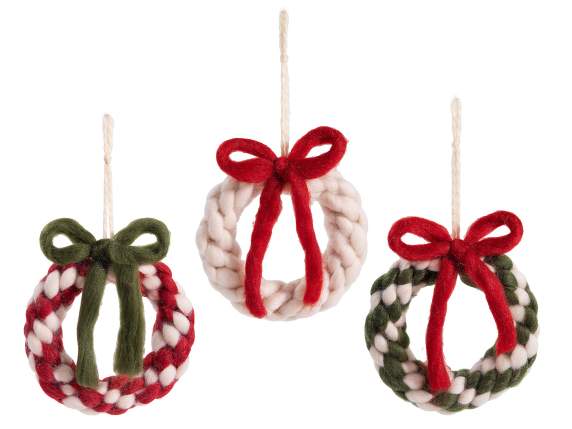 Couronne de Noël tricotée à la main avec nœud