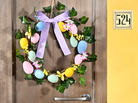 Guirlande en bois avec oeufs, lierre, fleurs et noeud à susp