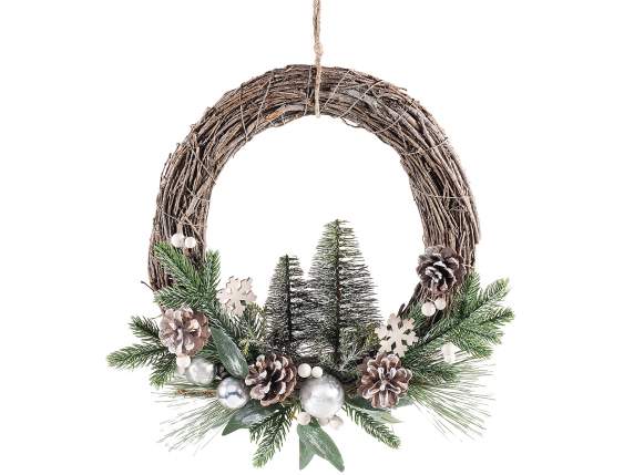 Couronne en bois avec sapins et pommes de pin enneigées