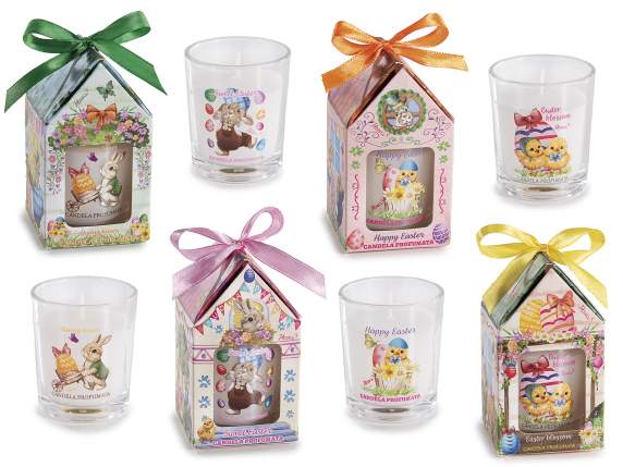 Bougie parfumée dans un verre avec décorations de Pâques