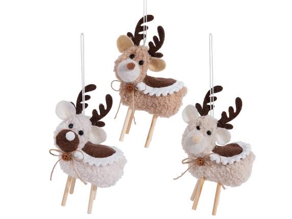 Renna in morbido eco-fur con gambe in legno da appendere
