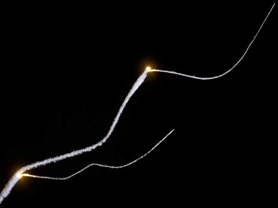 Albero 1,20m H nero innevato 48 LED bianco caldo, 18 rami