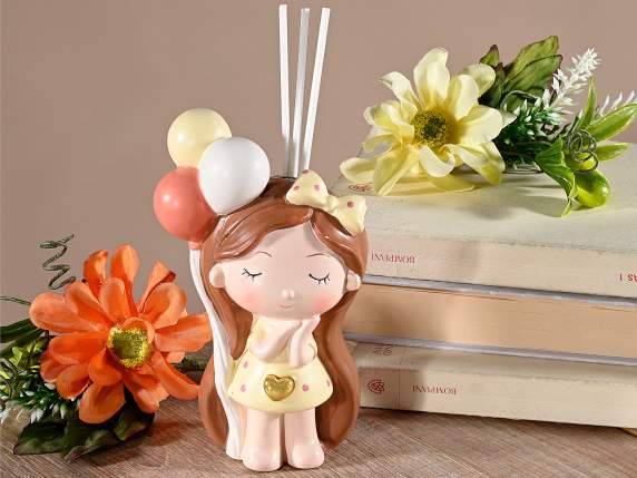 Bimba porcellana con palloncini, cuore, stick per profumare