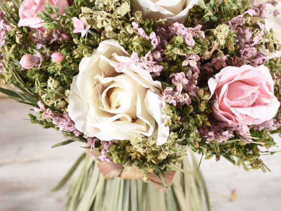 Bouquet di fiorellini e rose artificiali