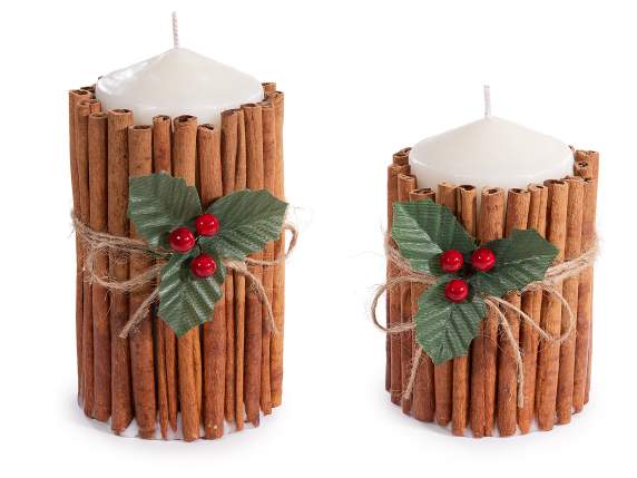 Set 2 candele profumate con cannella e decoro agrifoglio