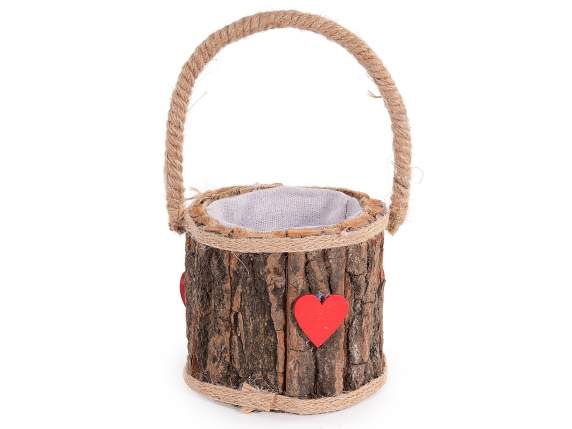 Cestino in legno con manico rigido e cuore rosso