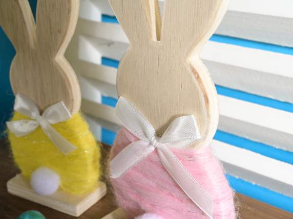 Set 3 conigli in legno con abito morbido e fiocchetto