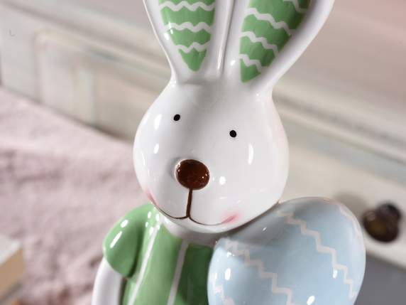 Coniglietto con uovo in ceramica lucida colorata