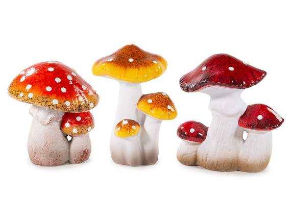 Gruppo di funghi decorativi in terracotta