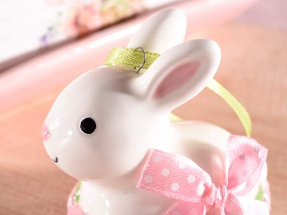 Coniglio in ceramica lucida da appendere con rose in rilievo